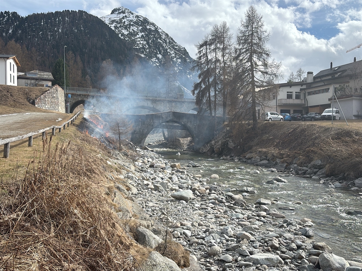 Pontresina GR: Jugendliche lösen Flurbrand aus – Feuer breitet sich aus
