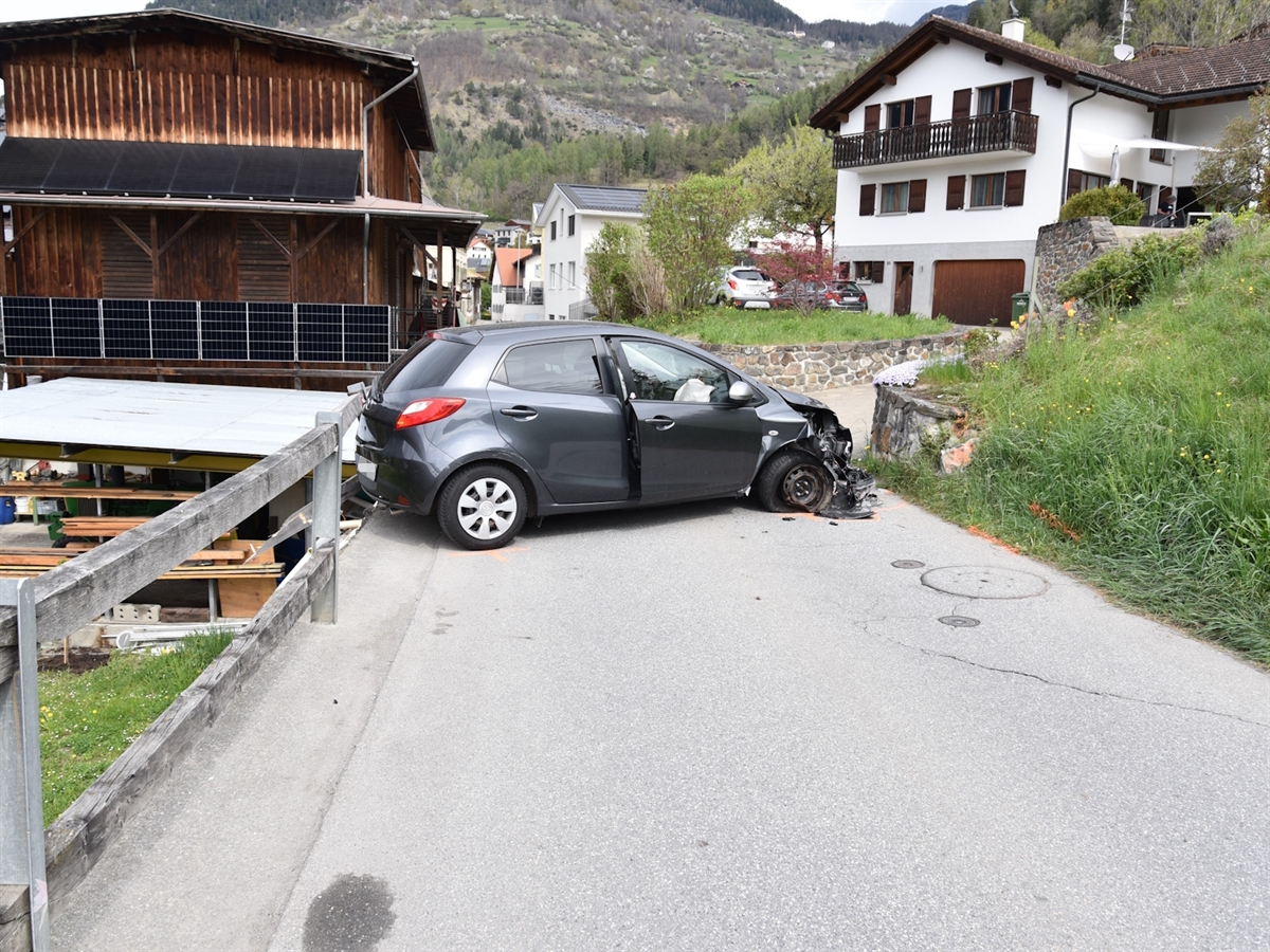 Tomils GR: 70-Jährige prallt gegen Steinmauer – Auto schleudert anschliessend in Zaun