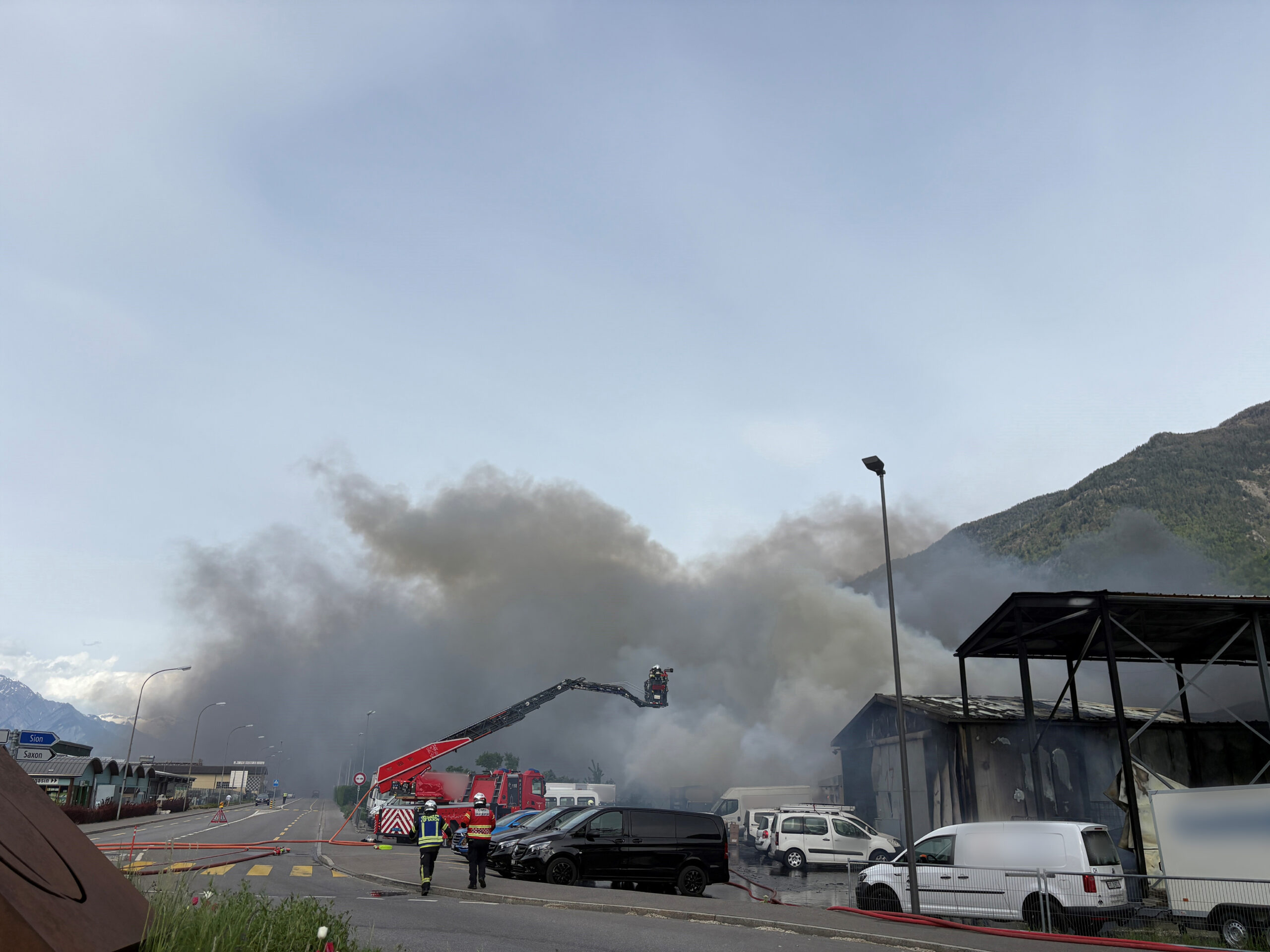 Saxon VS: Grossbrand zerstört Hallen und Wohnhaus – Täter festgenommen