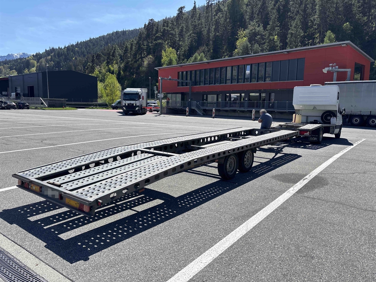 Cazis GR: Bulgare mit Schrott-Anhänger gestoppt – Polizei legt Fahrzeug still