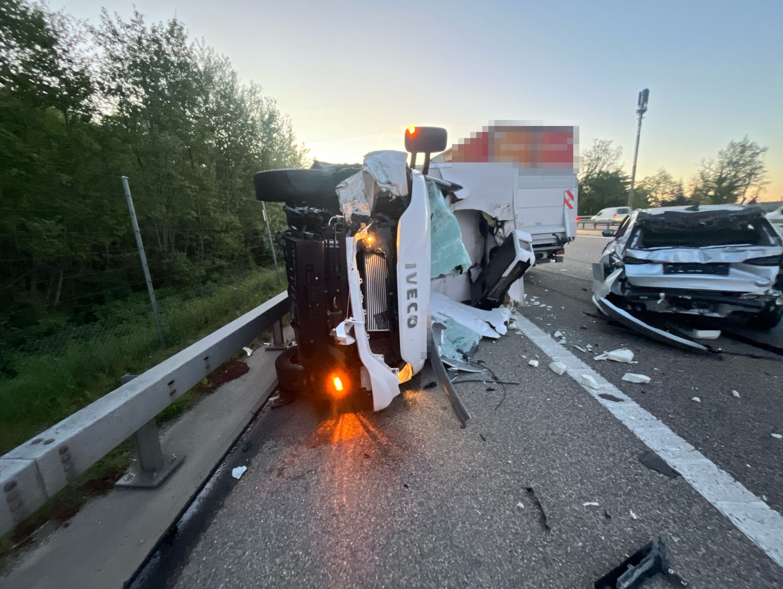 Gunzgen SO: Lieferwagenlenker stirbt bei Horrorcrash auf A1 – sechs Verletzte