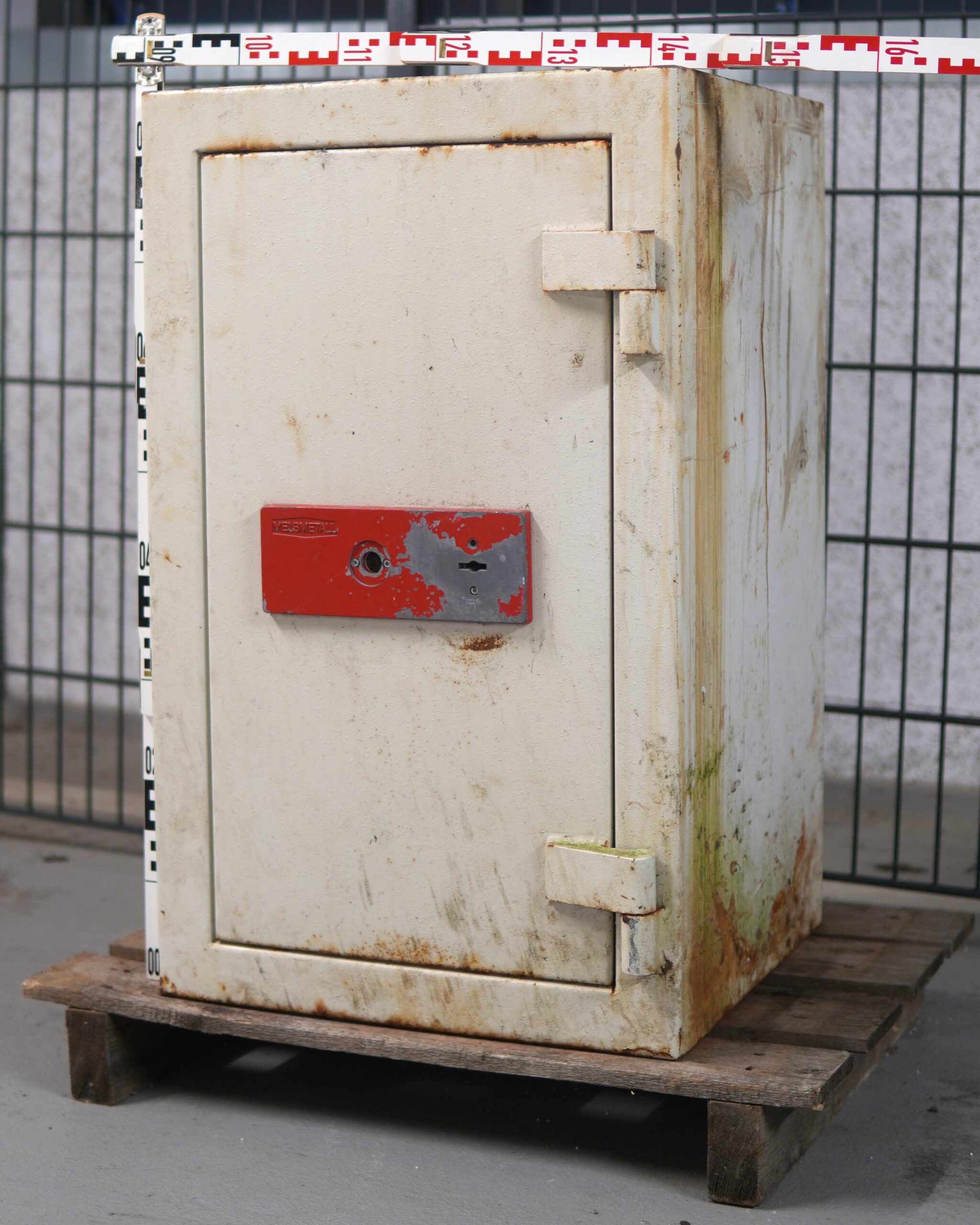 Erfurt, Thüringen: Rätselhafter Tresor am Feldweg entdeckt – Besitzer gesucht