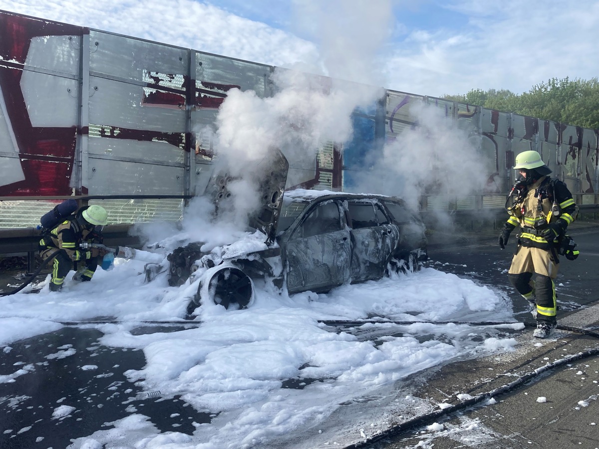 Solingen, Nordrhein-Westfalen: Fahrzeugbrand auf Autobahn – starke Rauchentwicklung