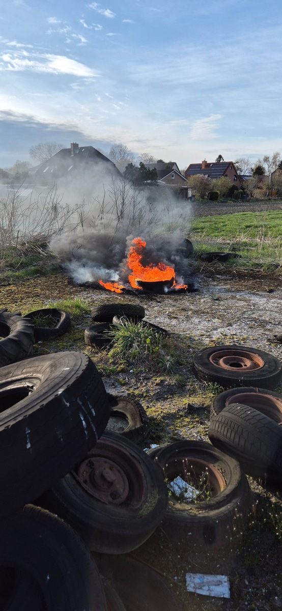 Schiffdorf, Niedersachsen: Schwarzer Rauch – brennende Reifen sorgen für Einsatz