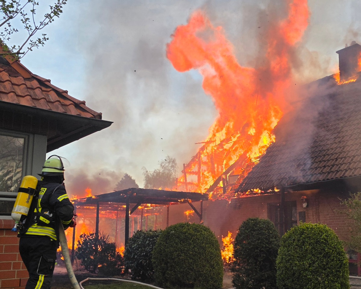 Celle, Niedersachsen: Flammen zerstören Gebäude – Teile stürzen ein
