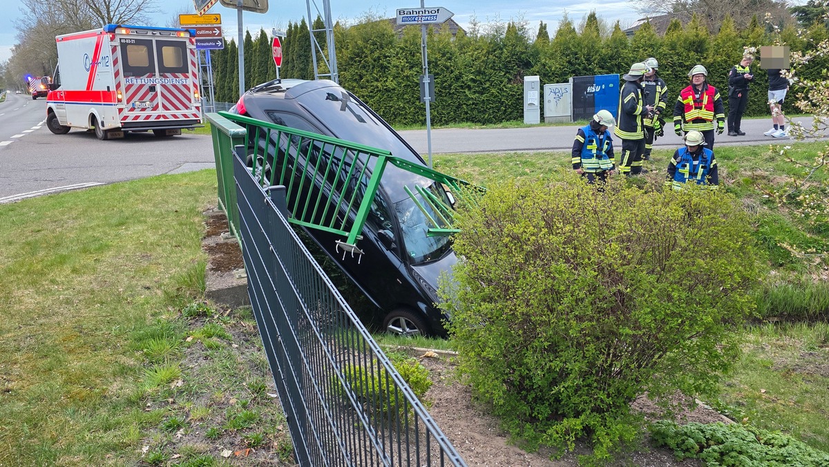 Karlshöfen, Niedersachsen: Pkw durchbricht Geländer und landet in Kanal