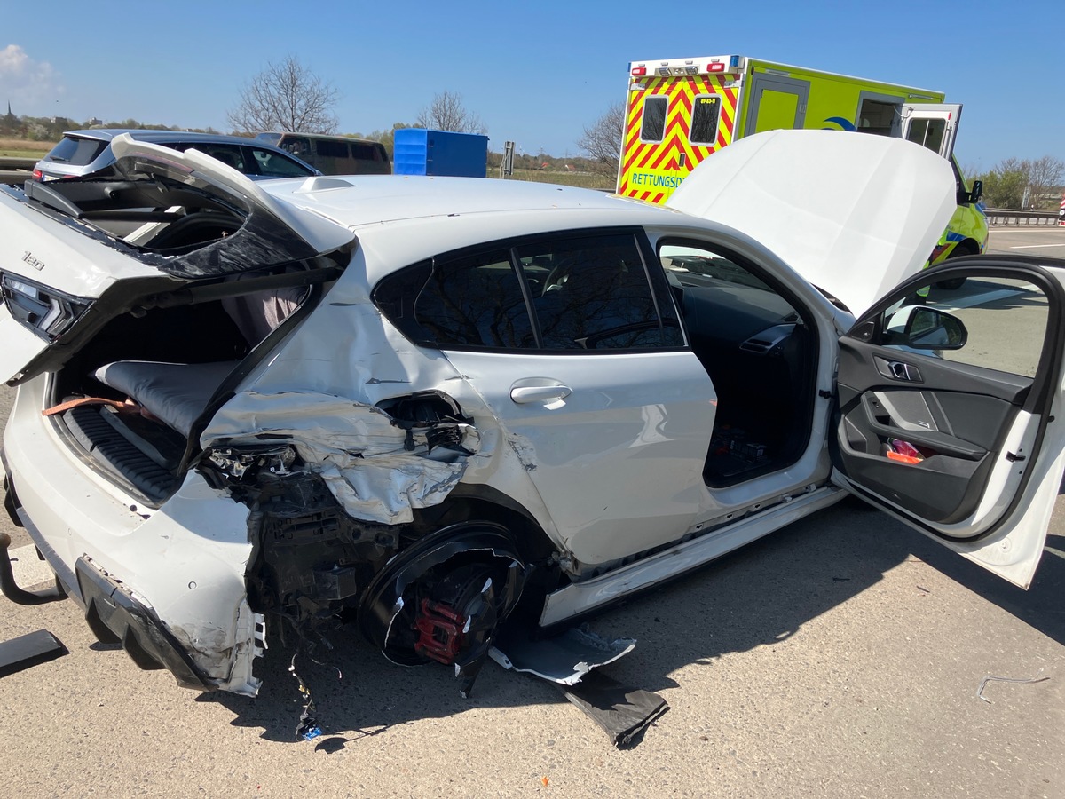 Bremerhaven, Niedersachsen: Transporter kracht in Pkw am Stauende – ein Verletzte