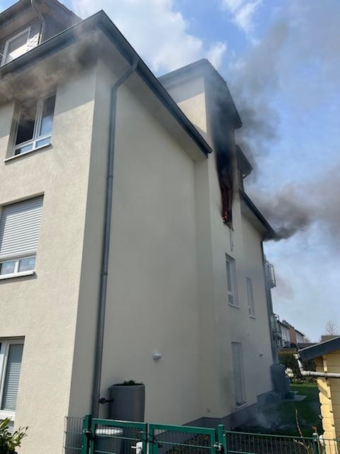 Cuxhaven, Niedersachsen: Wohnungsbrand in Küche sorgt für Evakuierung