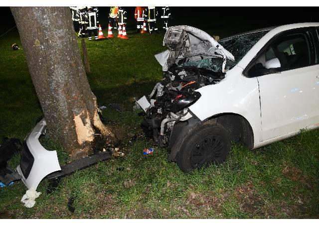 Hemmoor, NI: Baum-Crash durch 18-Jährigen – ein Toter (16), mehrere Jugendliche verletzt