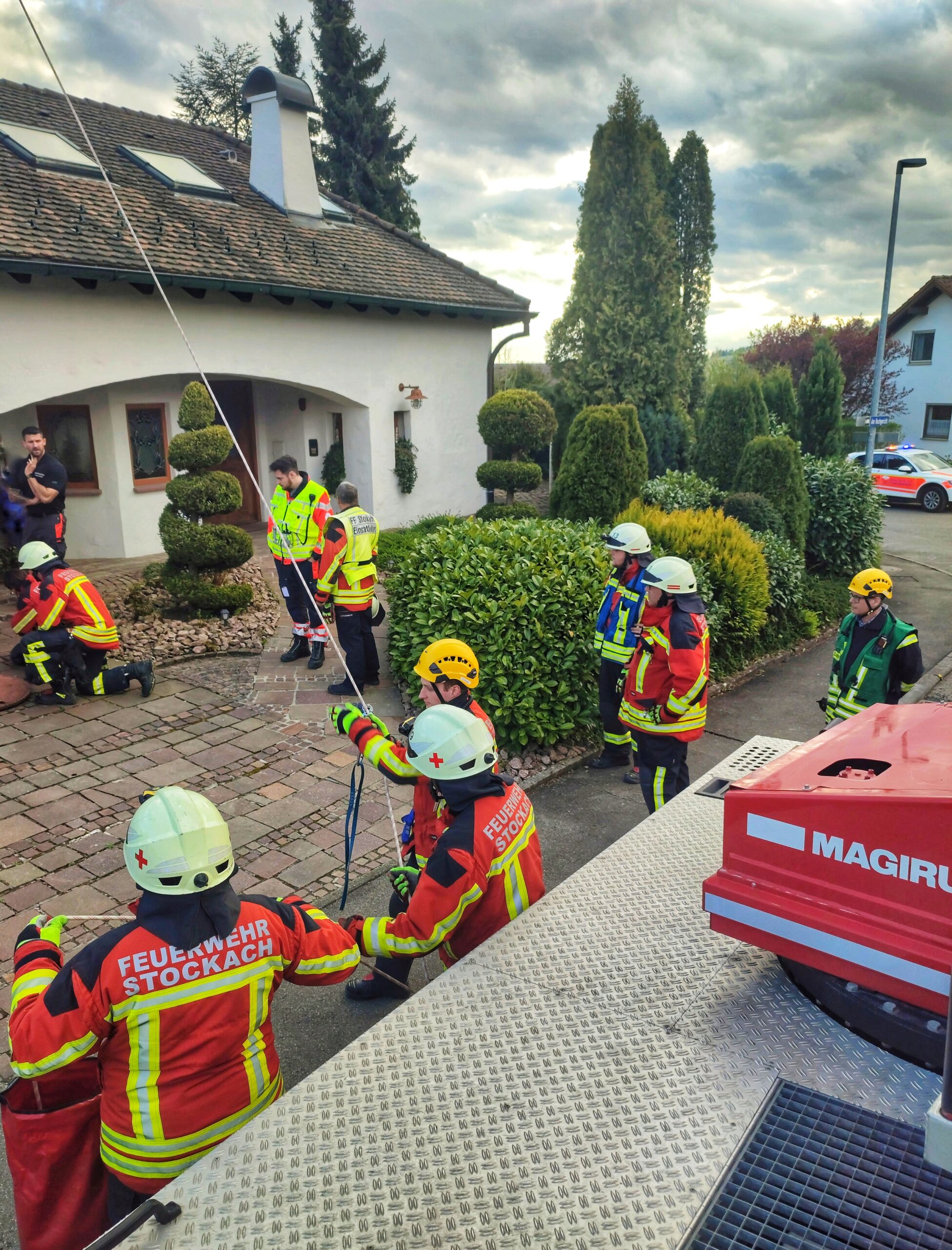 Stockach, Baden-Württemberg: Mann aus acht Meter tiefem Schacht gerettet