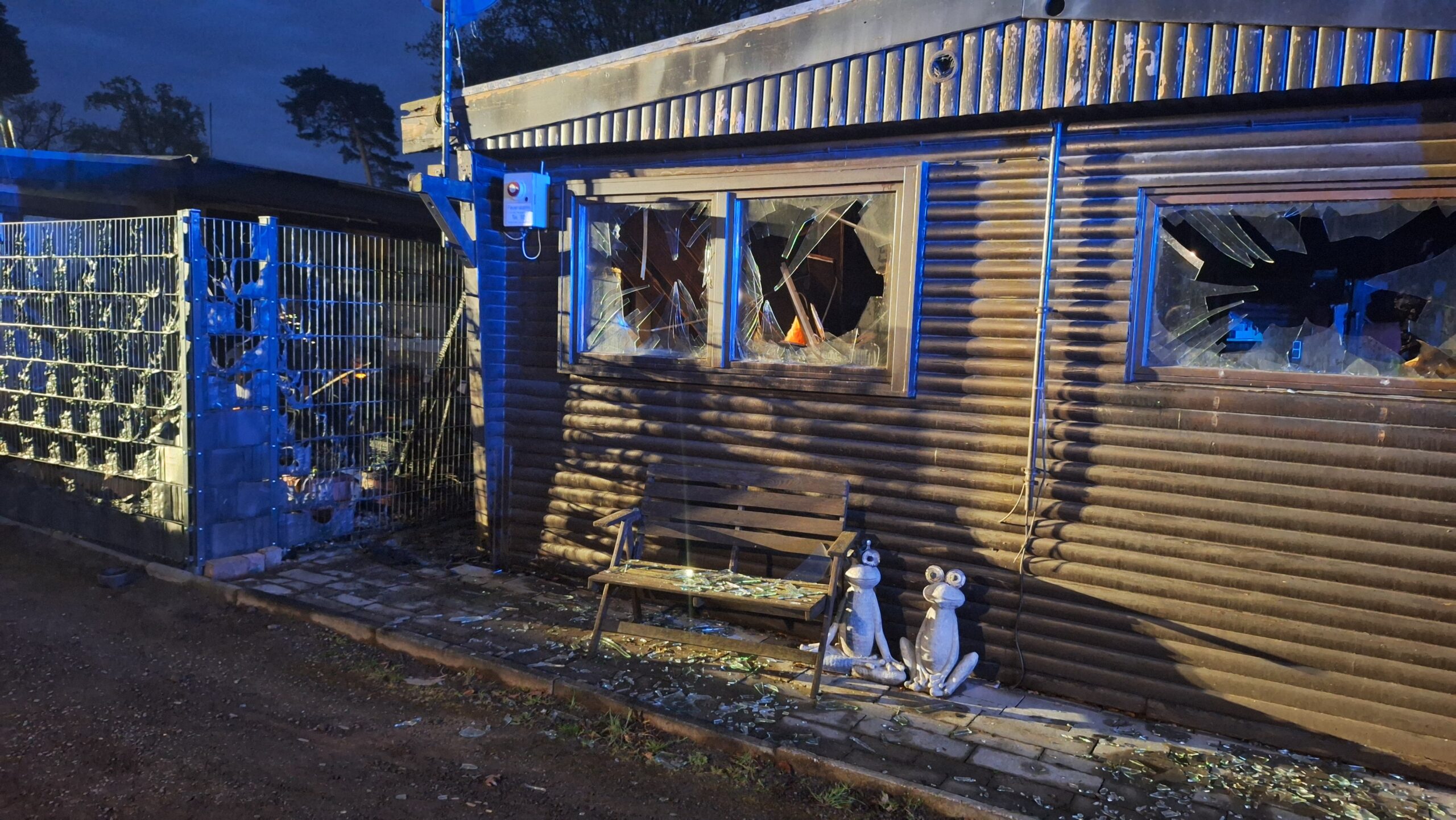 Mülheim an der Ruhr, NRW: Brand auf Campingplatz – 65 Kräfte im Einsatz