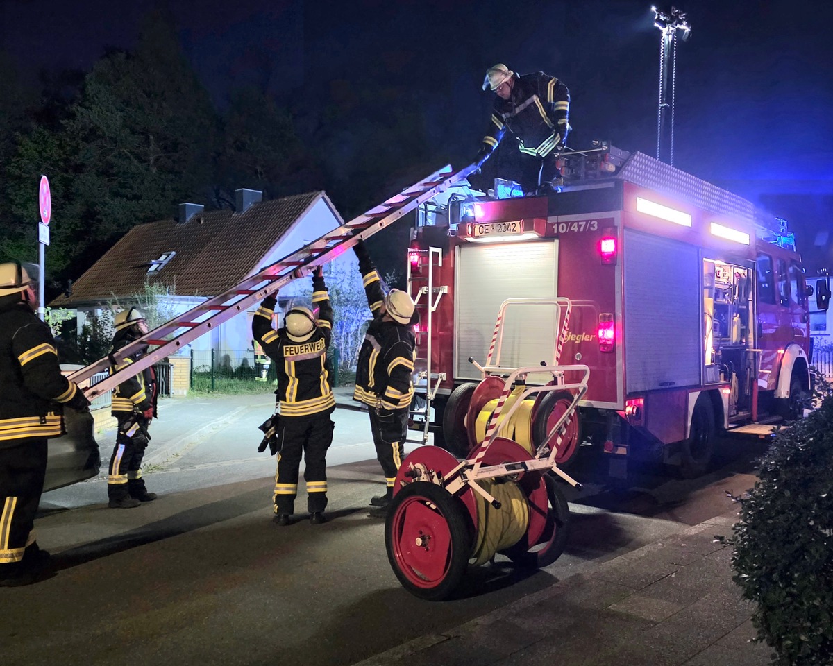 Celle, Niedersachsen: Feuerwehr löscht Brand in Wohnung und belüftet Gebäude