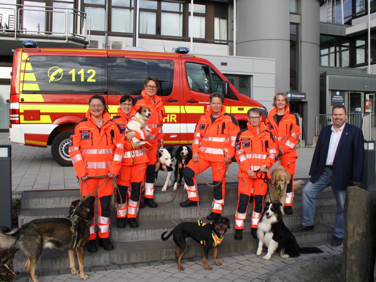 Asbach, Rheinland-Pfalz: Feuerwehr stellt neue Suchhundestaffel vor