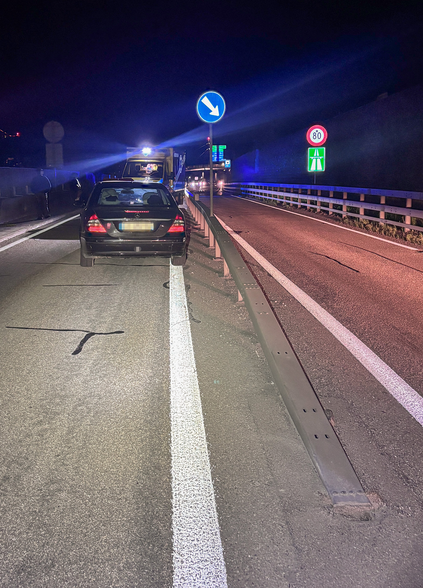 Liestal BL: Falschfahrer verursacht Crash auf A22 – Mercedes gerät auf Gegenfahrbahn