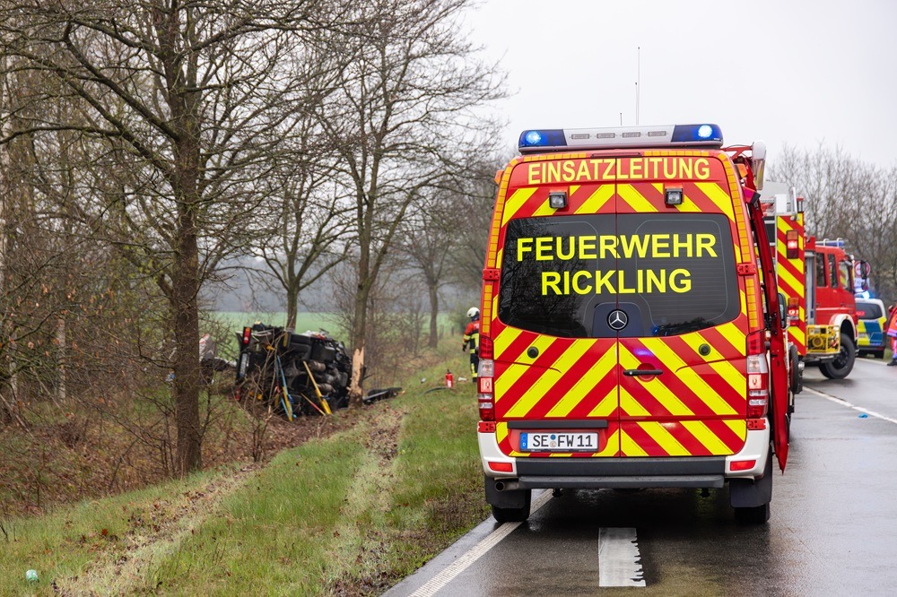 Rickling, Schleswig-Holstein: Lkw-Unfall endet mit schwer verletztem Fahrer
