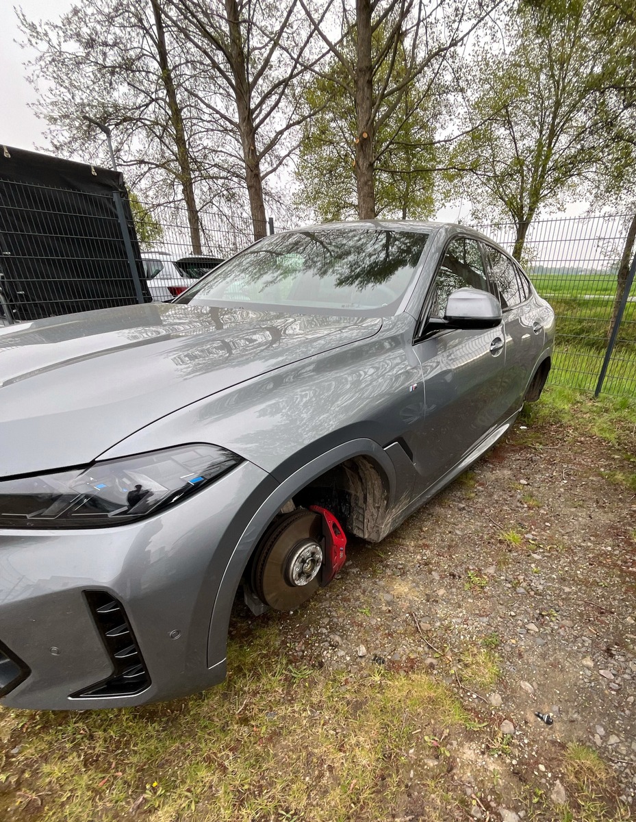 Lübbecke, Nordrhein-Westfalen: Diebe stehlen Räder von BMW auf Firmengelände