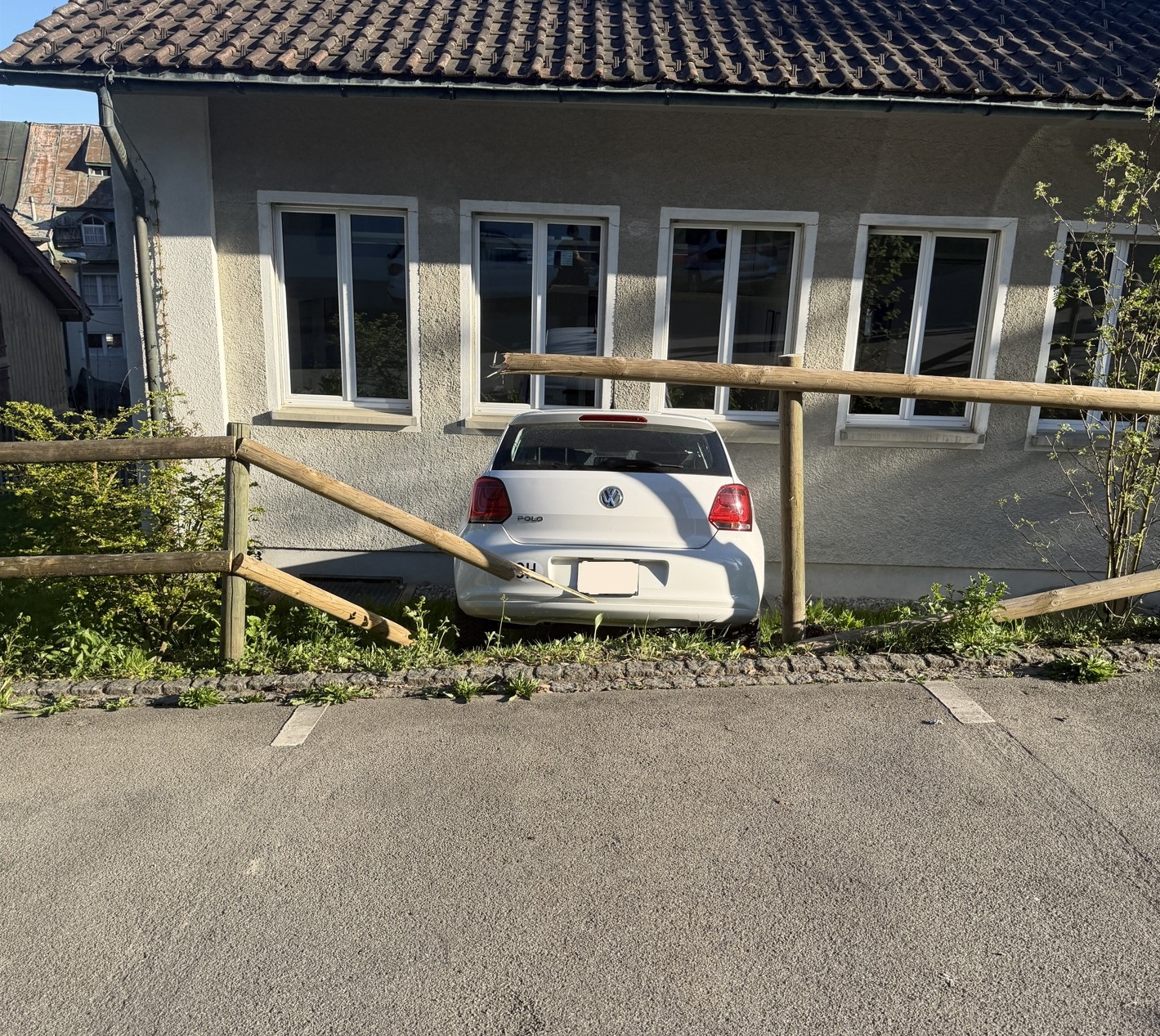 Teufen AR: Bub startet Auto – Wagen durchbricht Zaun und kracht in Hausmauer