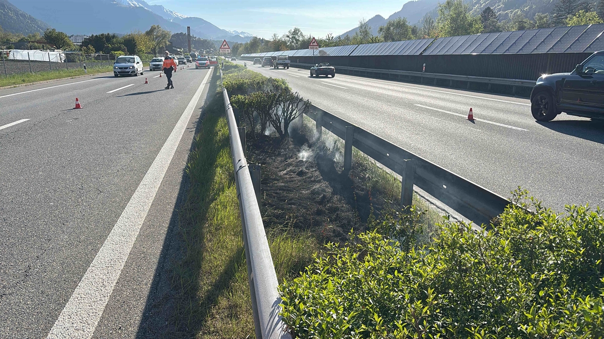 Domat/Ems GR: Brand auf A13 – Mittelstreifen steht auf 12 Metern in Flammen