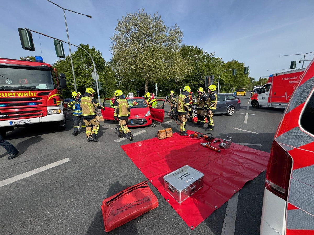 Gelsenkirchen, Nordrhein-Westfalen: Pkw-Zusammenstoß – Feuerwehr im Einsatz