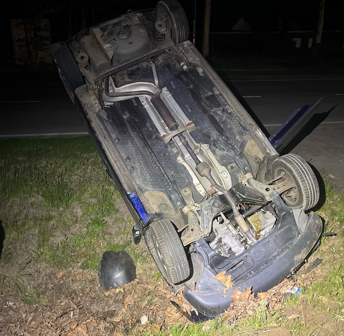 Hille, Nordrhein-Westfalen: Unfall in der Nacht – Insassen fliehen zu Fuß