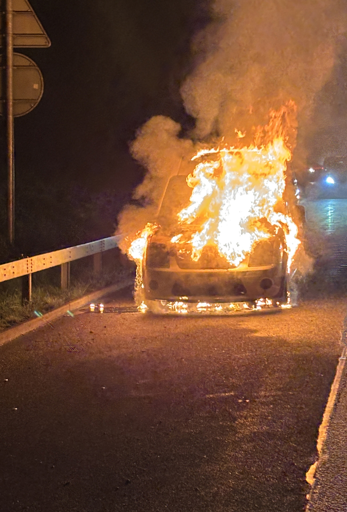 Ebikon LU: Lieferwagen auf A14 vollständig ausgebrannt – Feuerwehr im Grosseinsatz