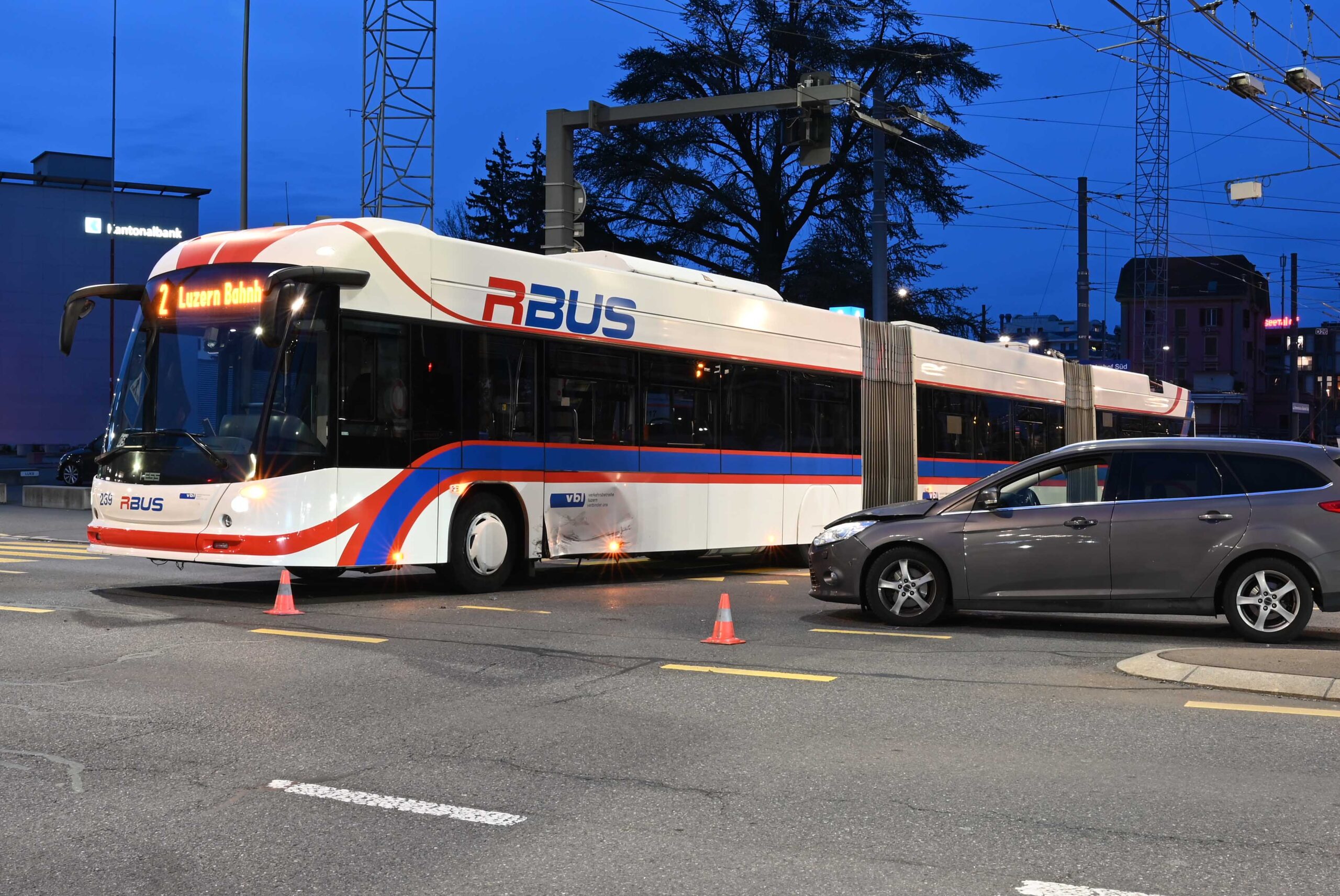 Emmenbrücke LU: Rotlicht missachtet – Auto kracht in Bus am Seetalplatz