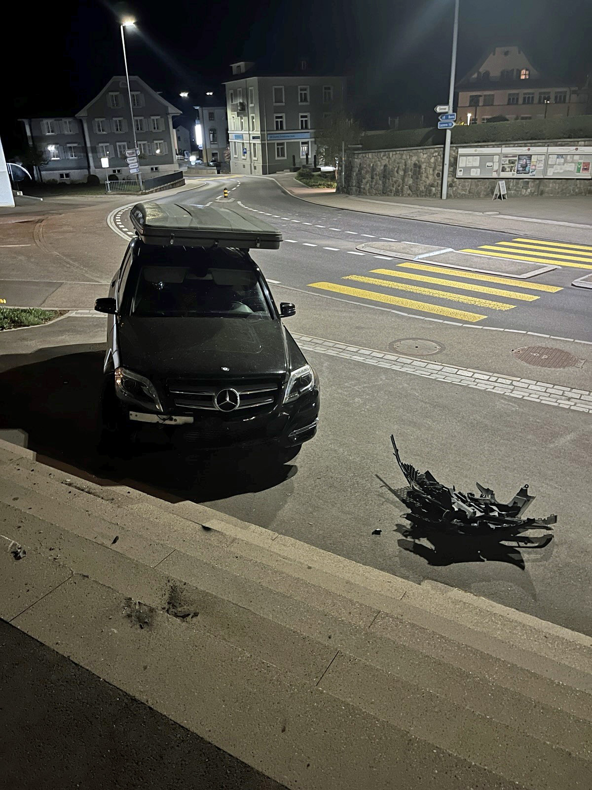 Entlebuch LU: Auto landet auf Marktplatz-Treppe und bleibt stecken – Schaden an Anlage