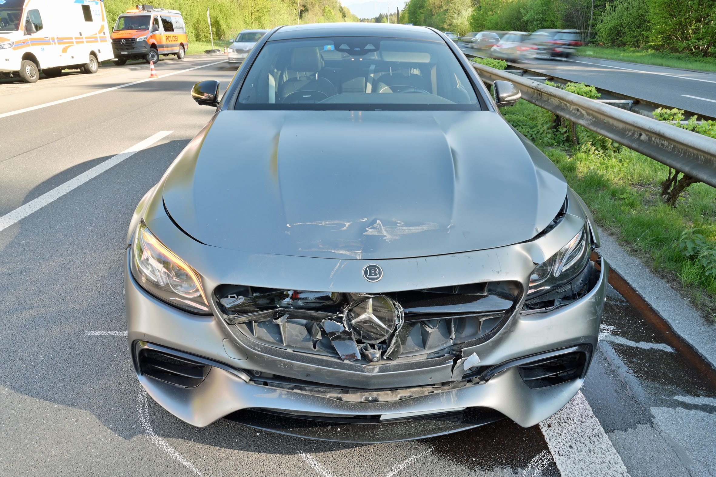 Neuenkirch LU: Zwei Kleinkinder bei Auffahrunfall auf A2 verletzt – Spitaleinlieferung