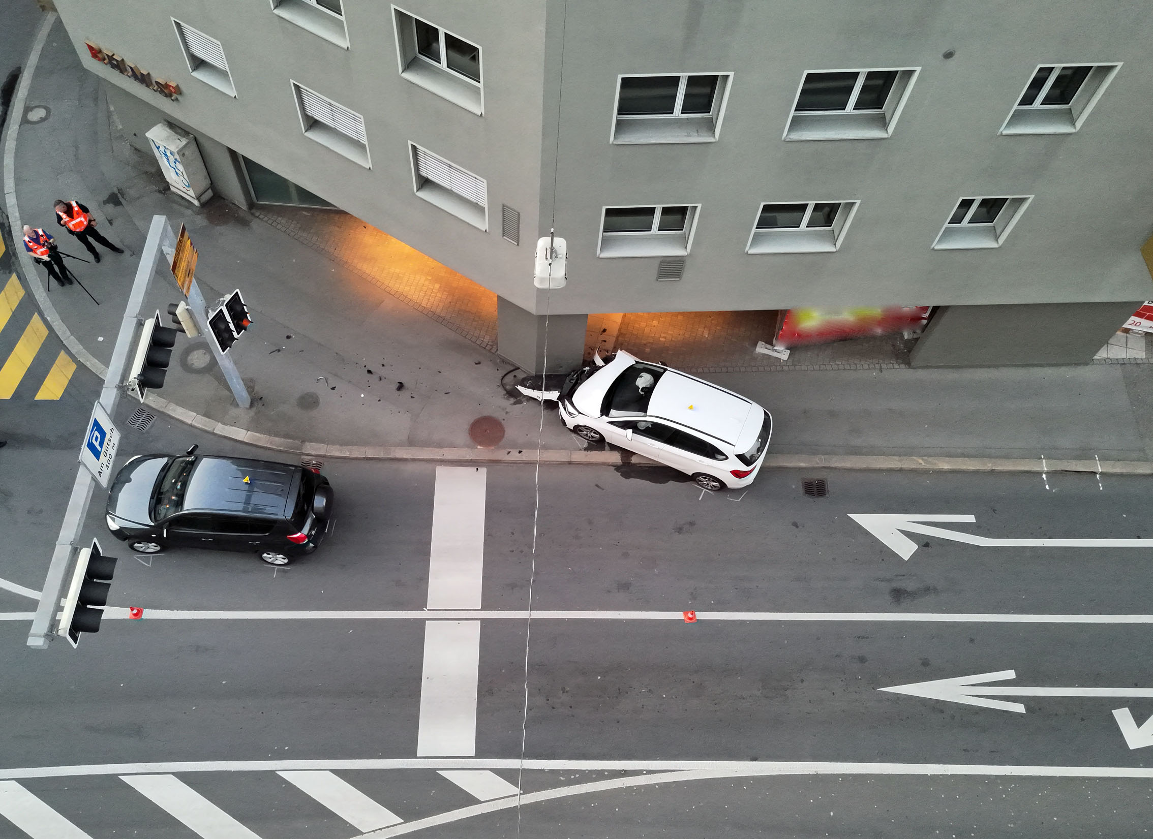 Luzern LU: Unfall nach Tunnel-Ausfahrt – Auto prallt in Pfeiler und erfasst Fussgänger