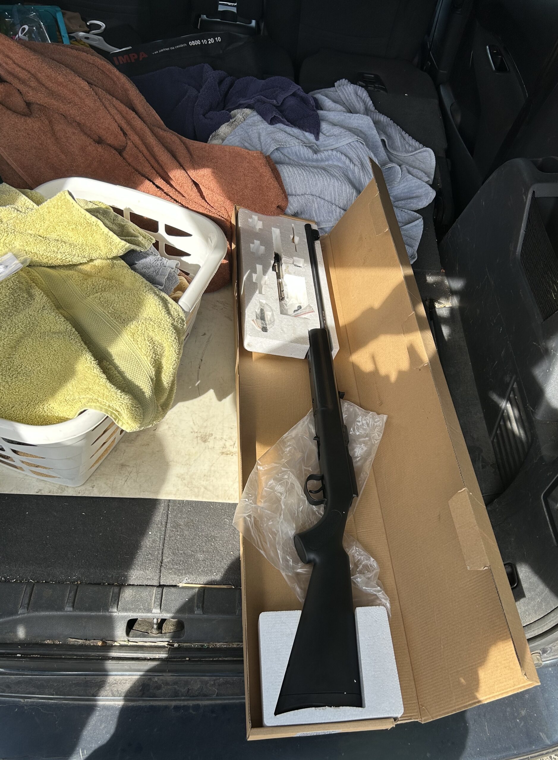 Haidt-Nord, BY: Zoll entdeckt verstecktes Gewehr im Auto – Fahrer ohne Genehmigung