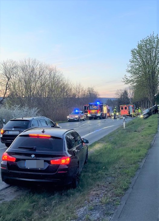 Höxter, Nordrhein-Westfalen: Horror-Crash auf B239 – Frau lebensgefährlich verletzt