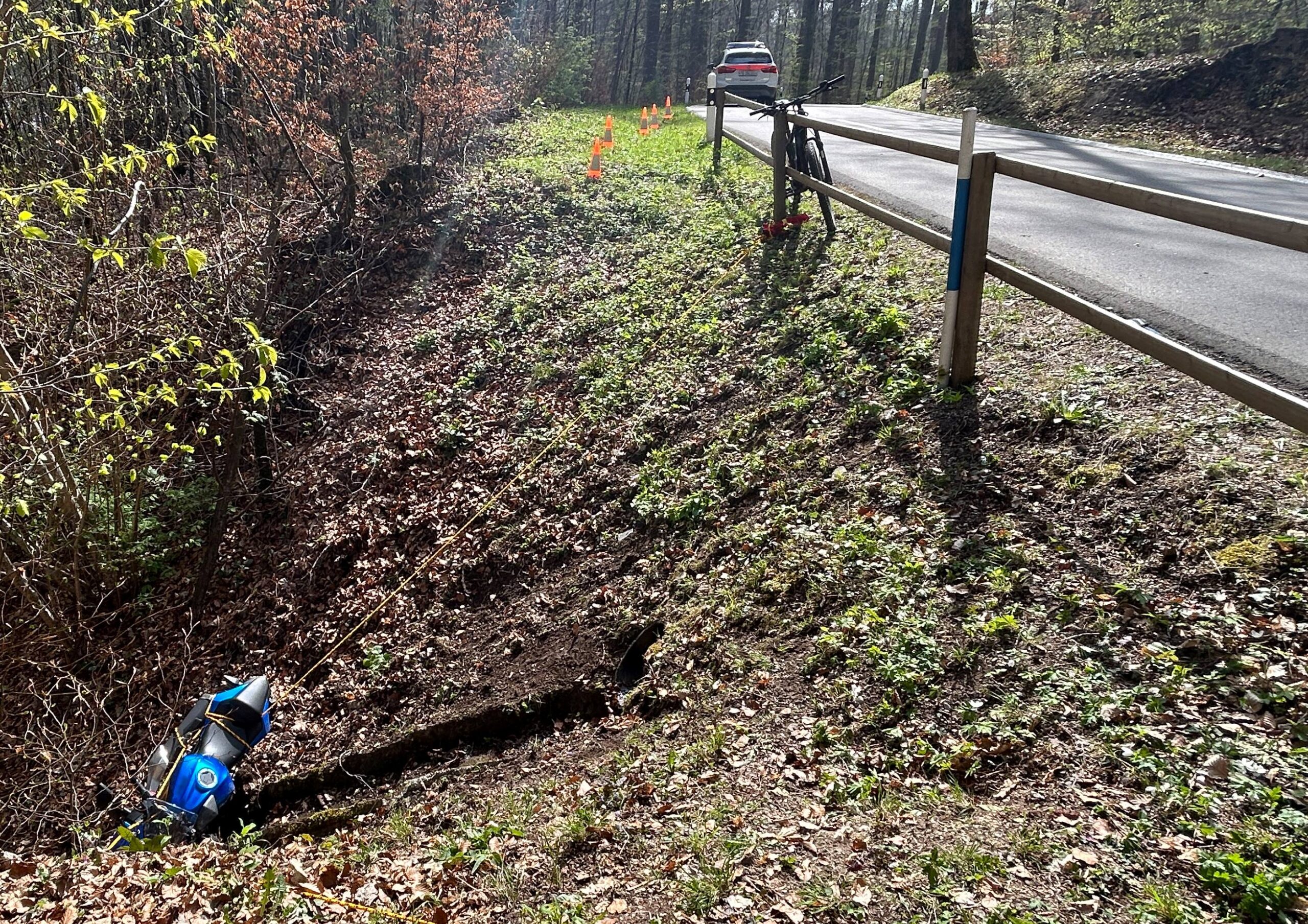 Berlingen TG: 16-jährige Töfffahrerin stürzt Böschung hinunter und verletzt sich