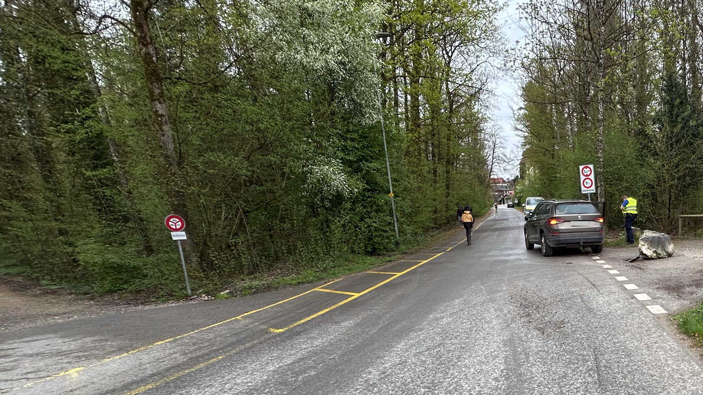 Rupperswil AG: Auto prallt gegen Stein – Frau durch Geschoss am Strassenrand verletzt