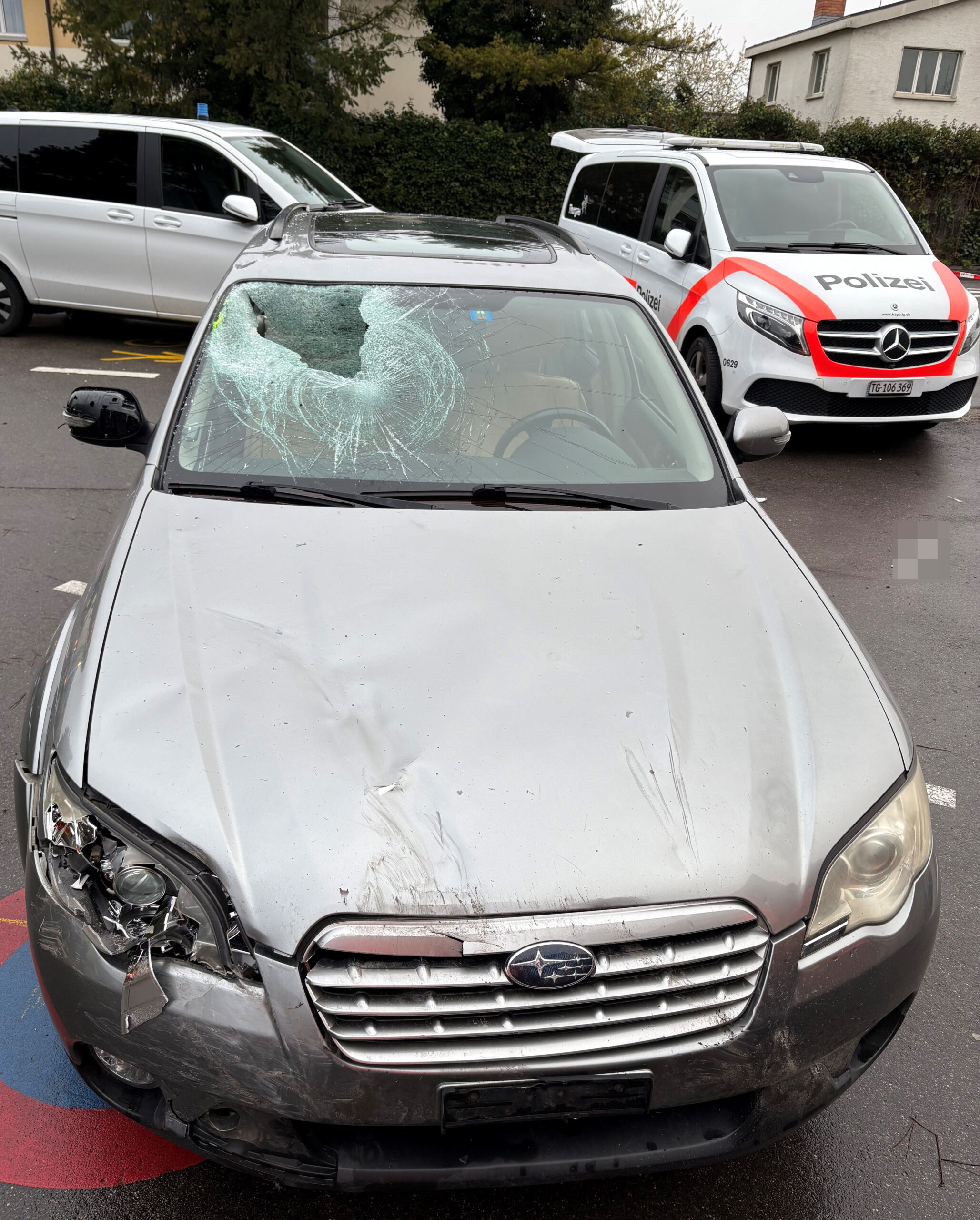 Bonau TG: 74-jähriger Autofahrer kollidiert mit E-Bike – Mann (49) in Lebensgefahr