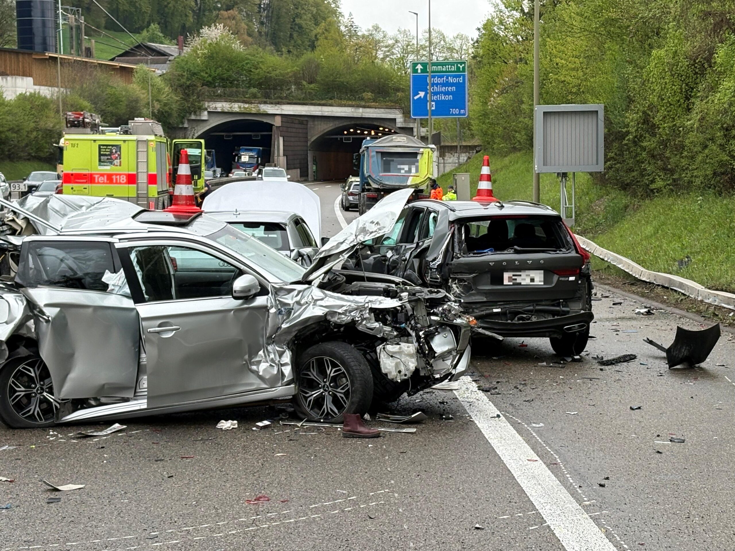 Urdorf ZH: Heftiger Auffahrunfall auf A3 – Lastwagen schiebt drei Autos ineinander