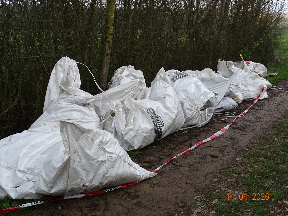 Harmsdorf, Schleswig-Holstein: Illegale Müllentsorgung an Feldweg