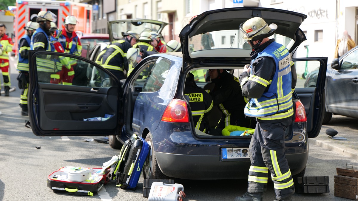 Dortmund, Nordrhein-Westfalen: Auffahrunfall mit drei Fahrzeugen