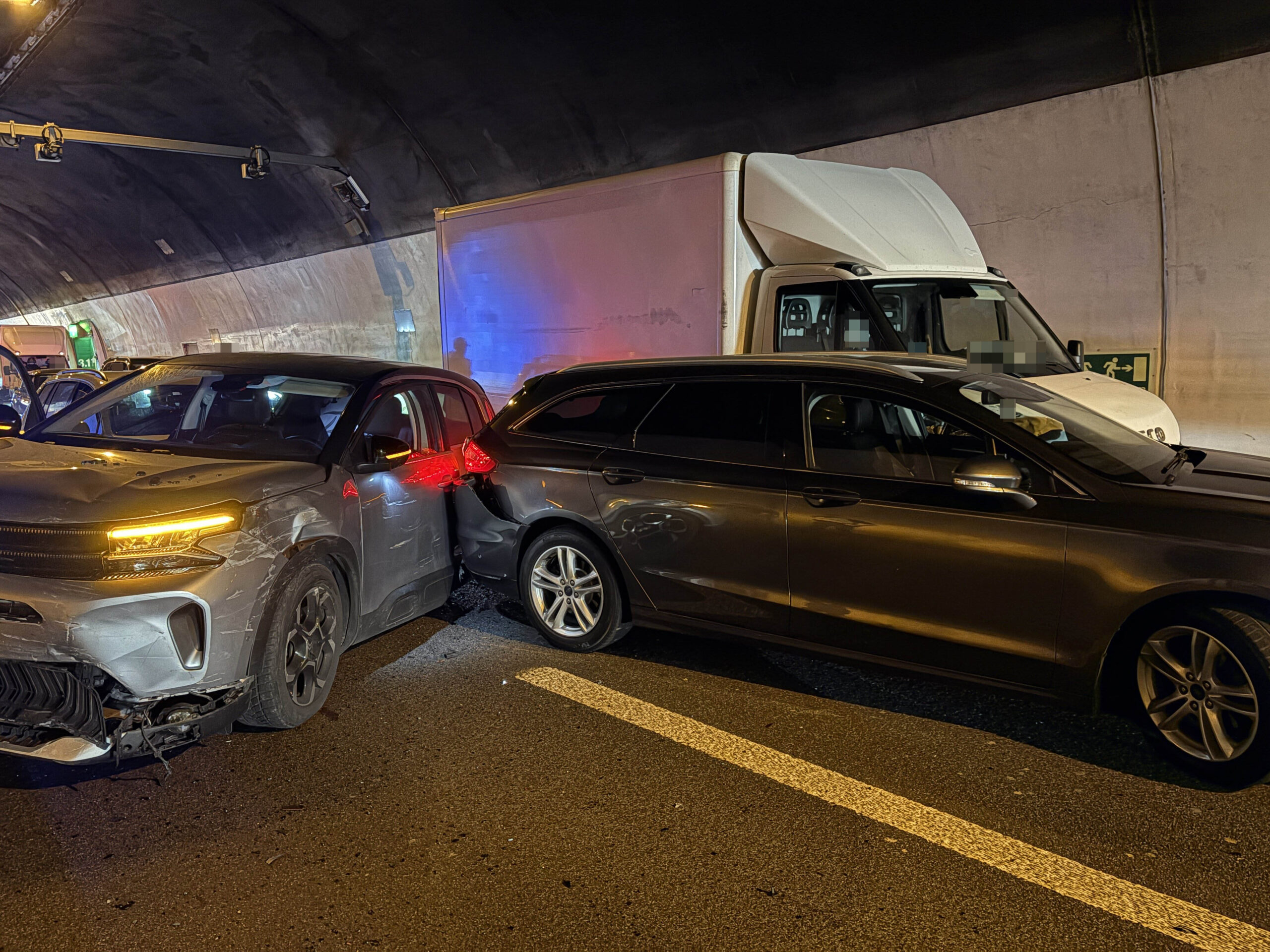 Neuenhof AG: Fünf Fahrzeuge kollidieren im Bareggtunnel – wegen stockendem Verkehr