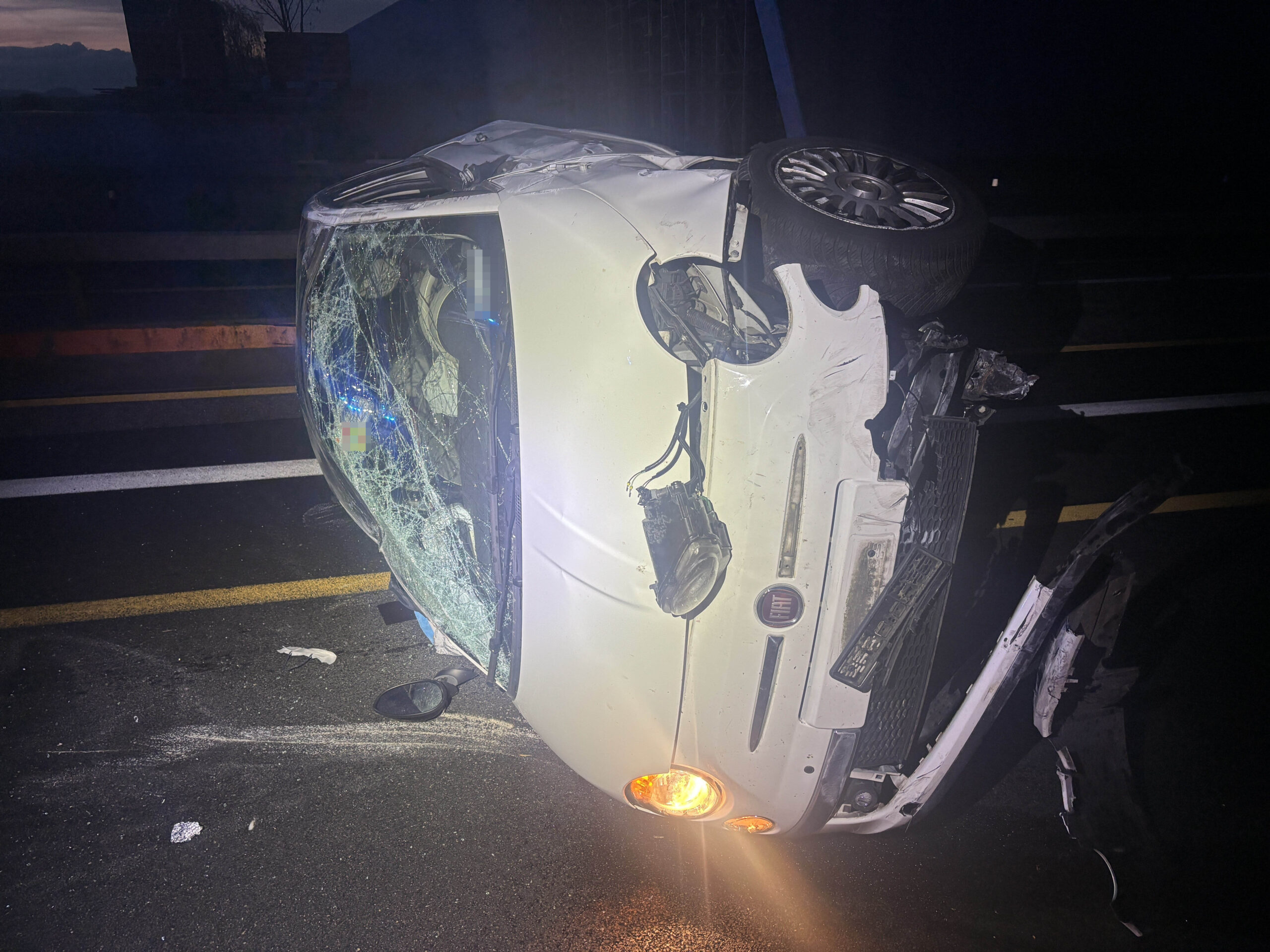 Zeiningen AG: Auto überschlägt sich nach Kollision auf A3 – Lenkerin (37) verletzt