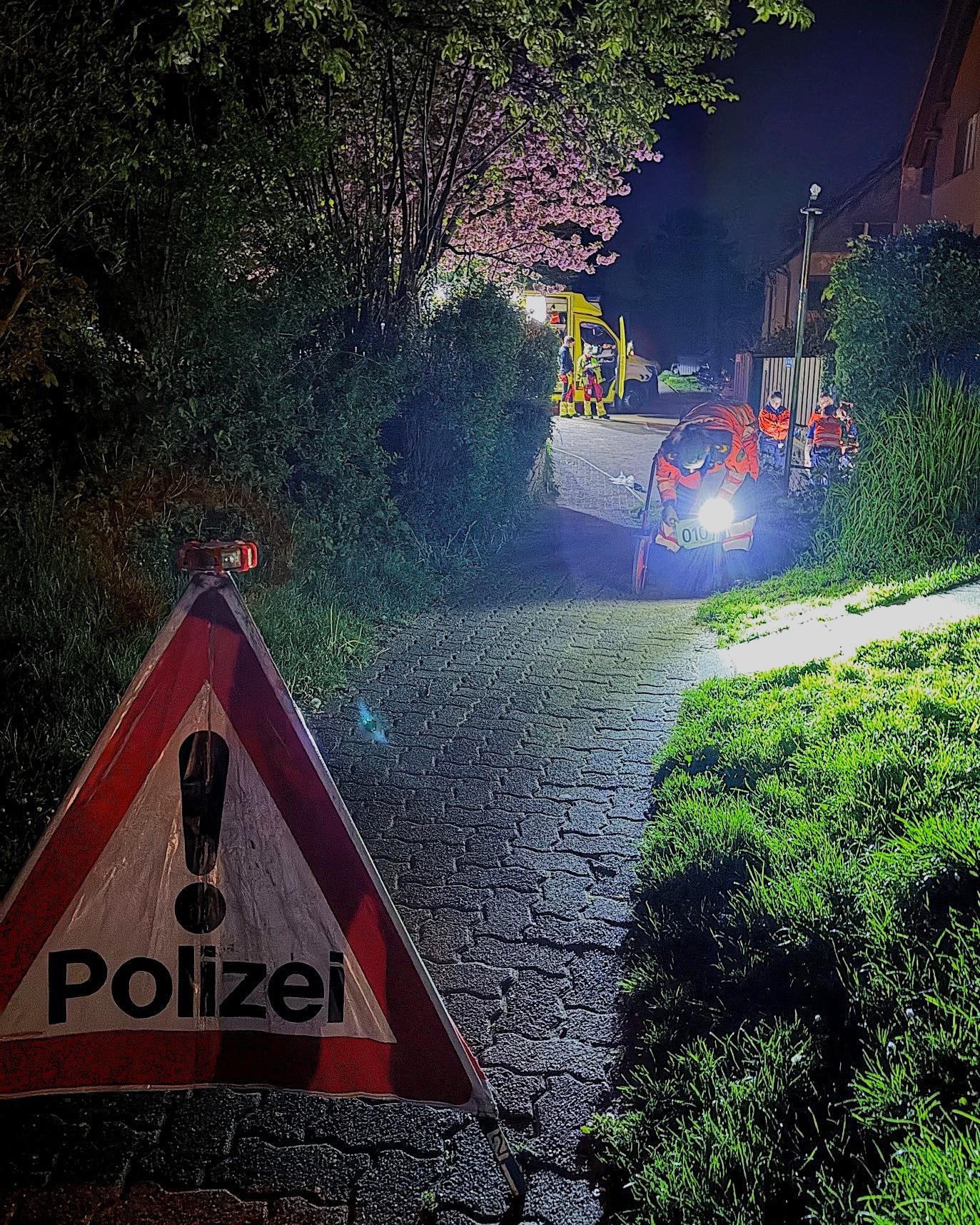 Regensdorf ZH: E-Bike-Fahrer stürzt über Mauer – 73-Jähriger stirbt vor Ort