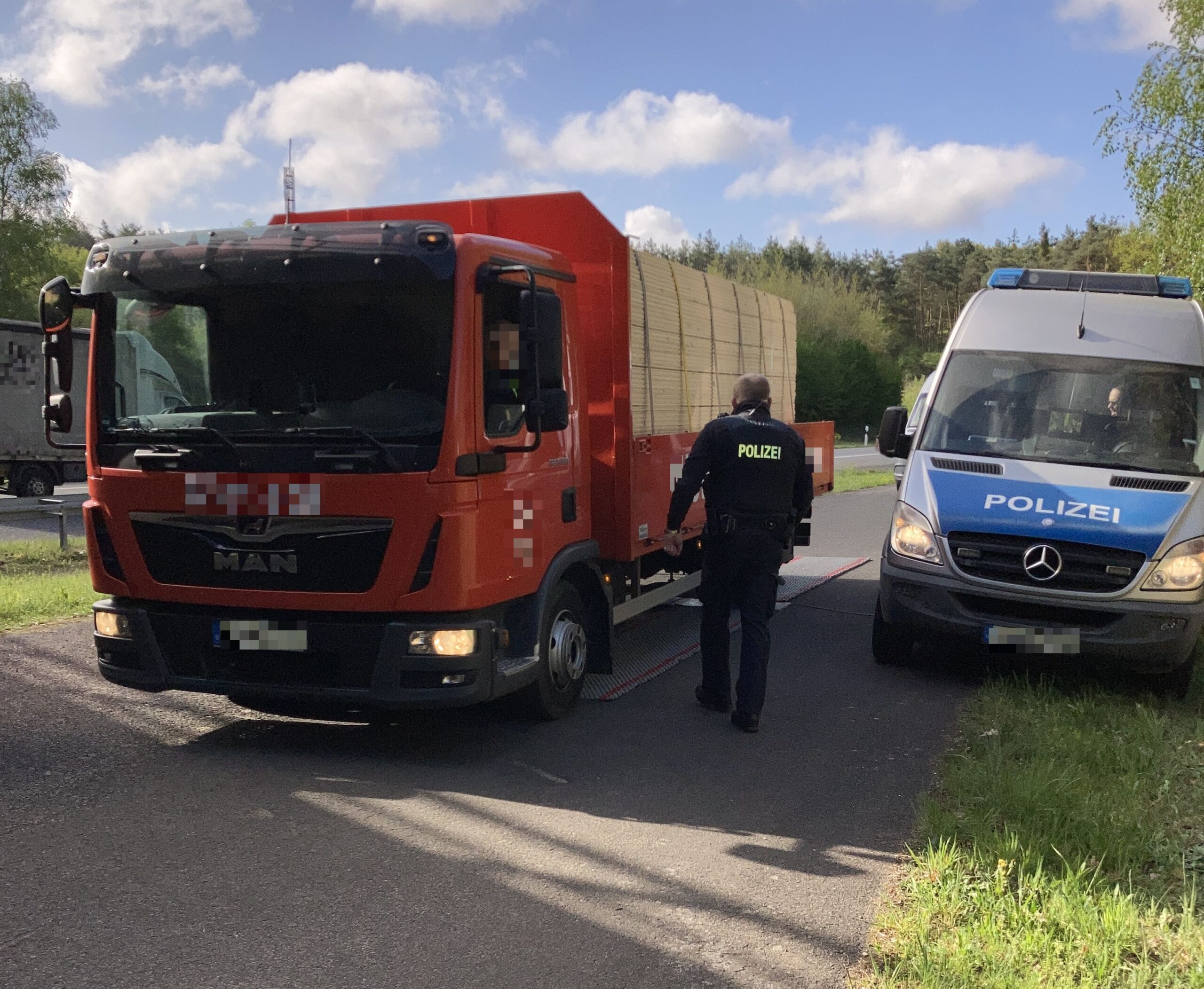 Seligenstadt, Hessen: Lkw massiv überladen – Polizei deckt zahlreiche Verstöße auf