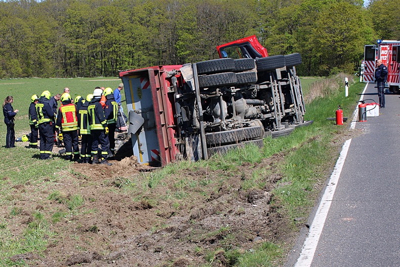 Nideggen, Nordrhein-Westfalen: Kieslaster kippt um – Fahrer (26) leicht verletzt