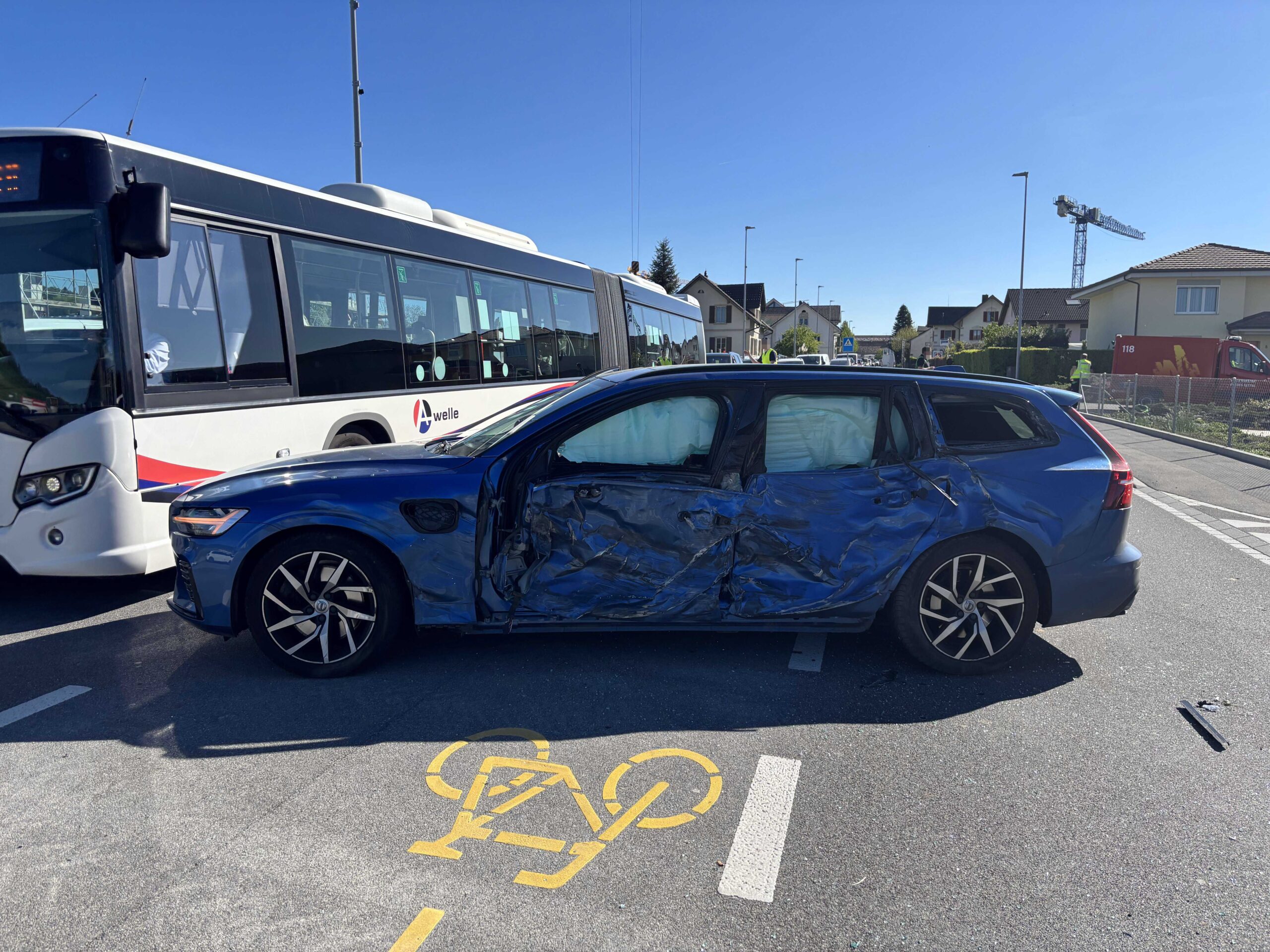 Fahrwangen AG: Traktor gerät auf Gegenfahrbahn – heftige Frontalkollision