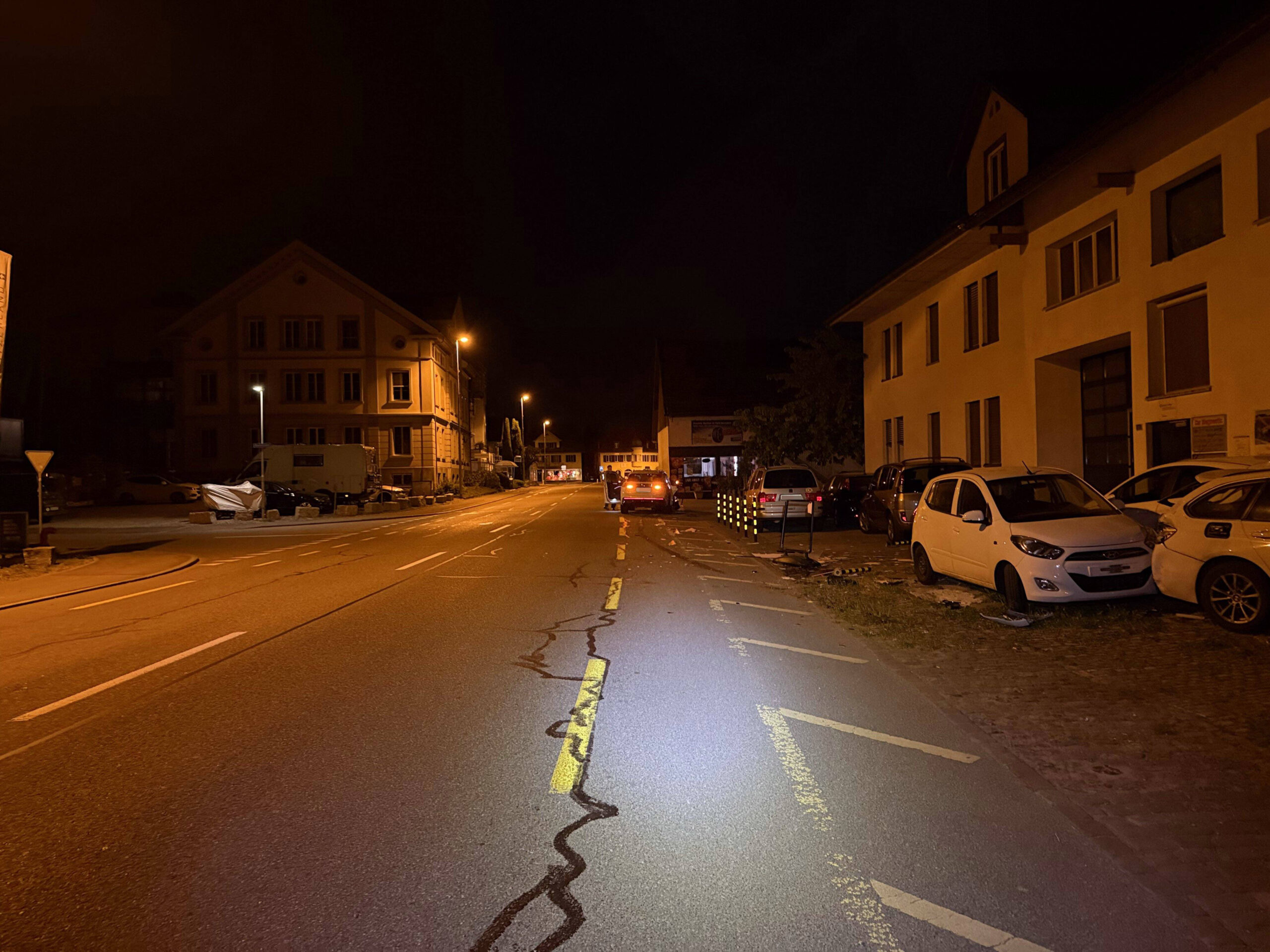 Fahrwangen AG: Sekundenschlaf führt zu Crash-Serie – Auto rammt mehrere Fahrzeuge