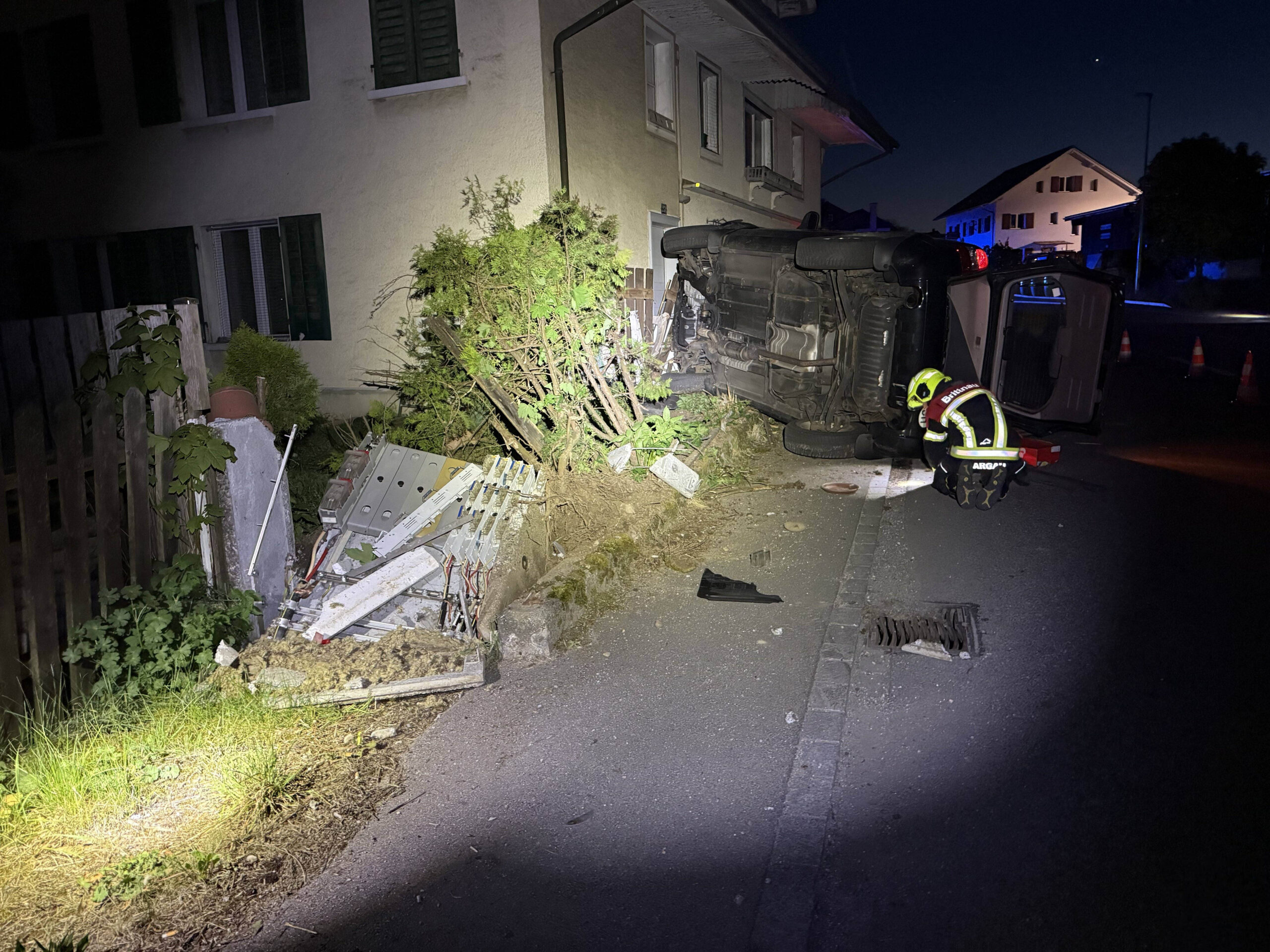 Brittnau AG: Auto überschlägt sich nach Kollision mit Stromkasten – Stromausfall