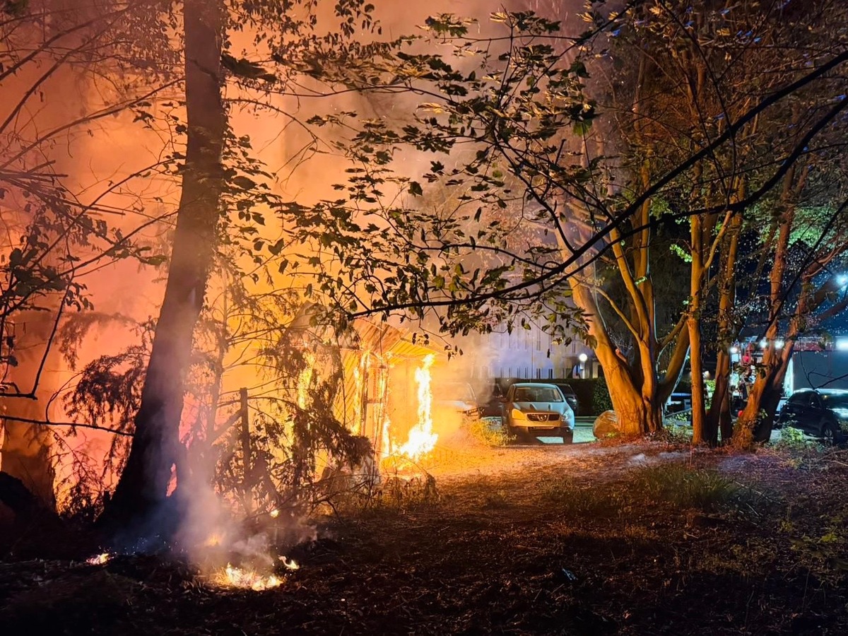 Essen, Nordrhein-Westfalen: Brand an Unterstand – Gasflaschen geborgen