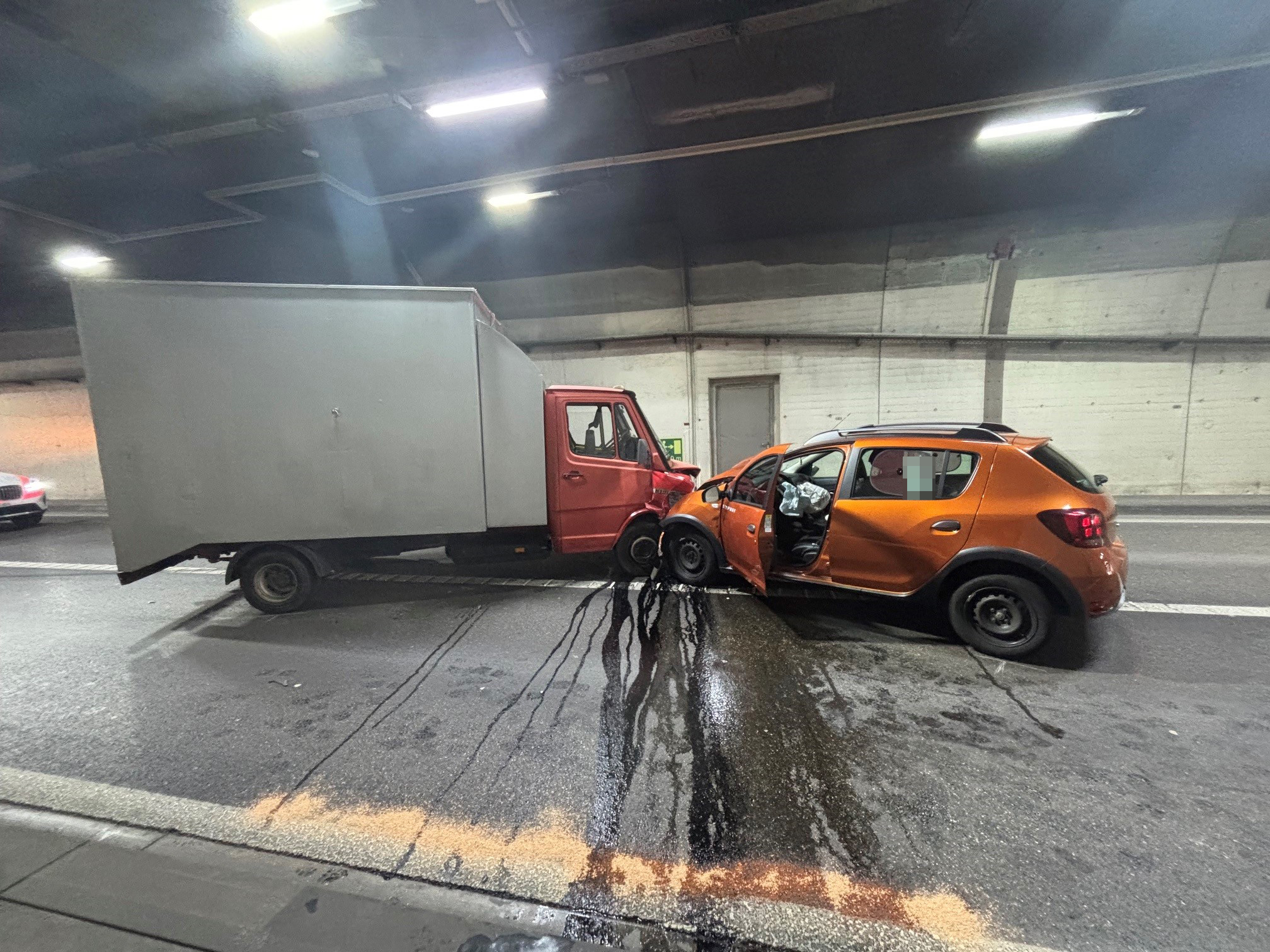 Ligerz BE: Frontalkollision im Tunnel – Autofahrerin verletzt, stundenlange Sperrung