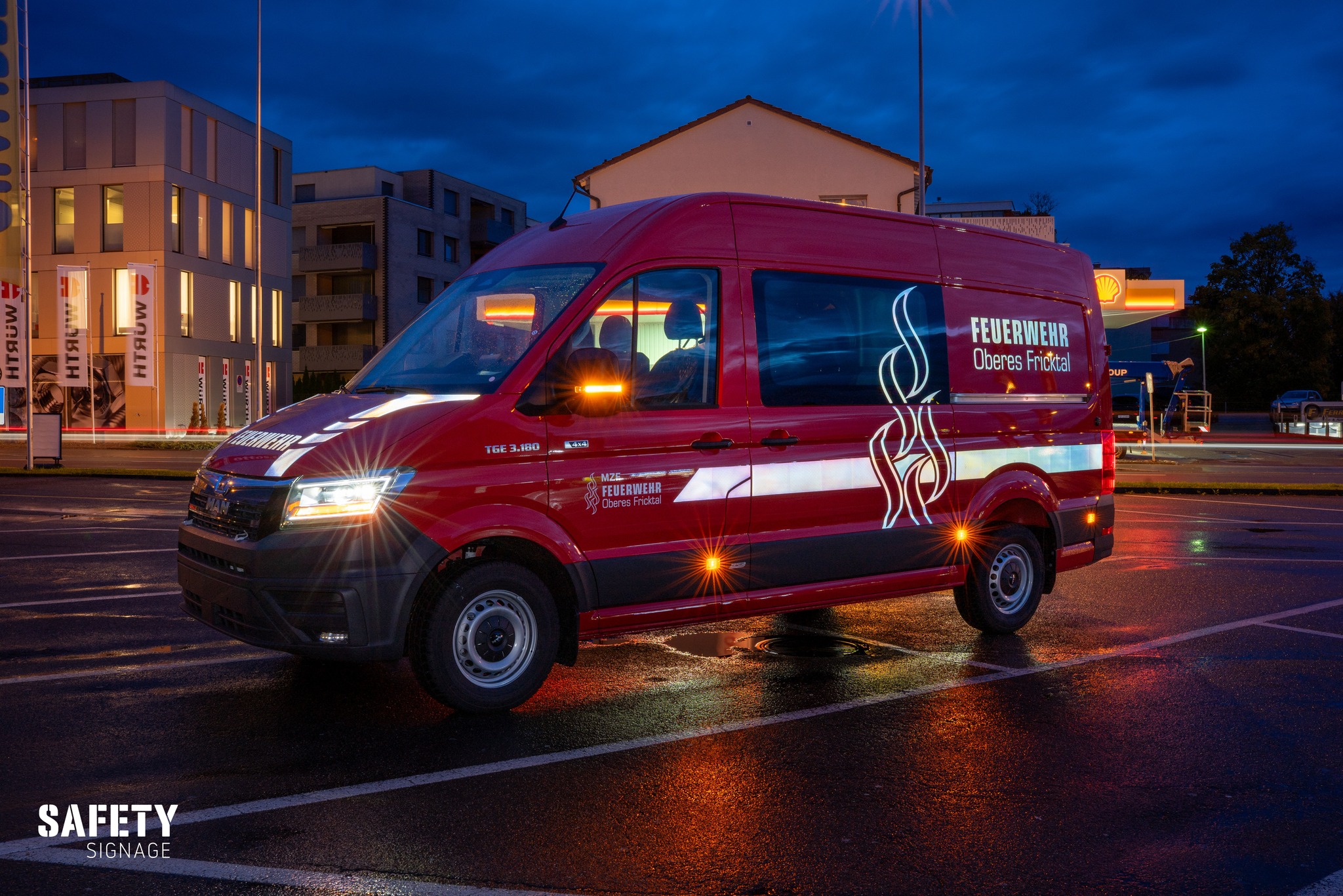 Fricktal AG: Feuerwehrfahrzeug erhält neue Hightech-Beschriftung für mehr Sicherheit