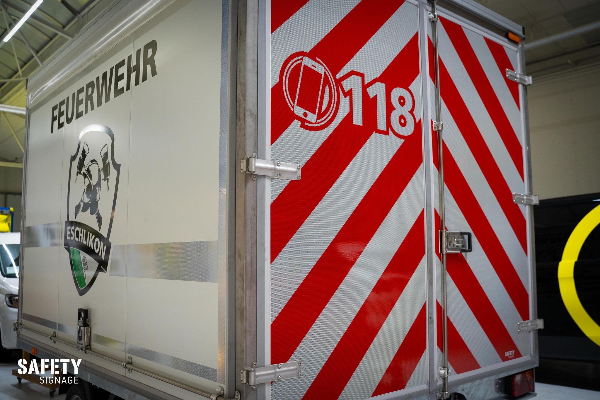 Eschlikon TG: Feuerwehr erhält neuen Logistikanhänger mit Spezialbeschriftung