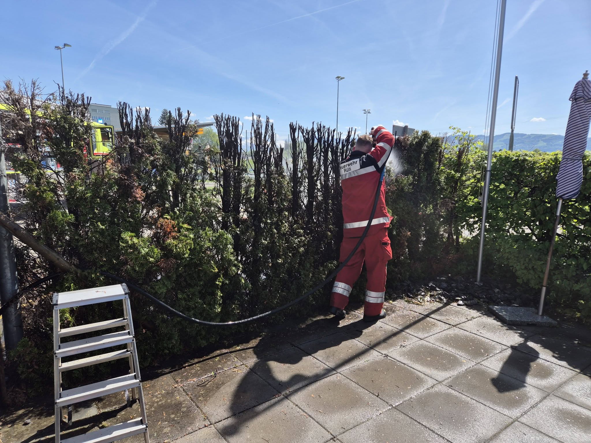 Rüti ZH: Heckenbrand an Unterwiesstrasse löst Einsatz von Feuerwehr und Polizei